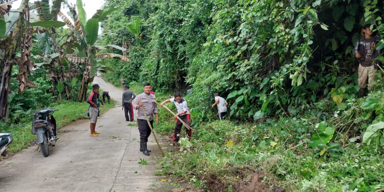 Bhabinkamtibmas Polsek Tutar Laksanakan Kerja Bhakti Bersama Kades Tubbi Dan Masyarakat Desa Binaannya