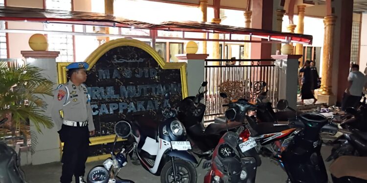 Memastikan Masyarakat Ibadah Tenang Dan Khusyuk, Polsek Mattiro Sompe Laksanakan Pengamanan Sholat Tarawih di Sejumlah Masjid