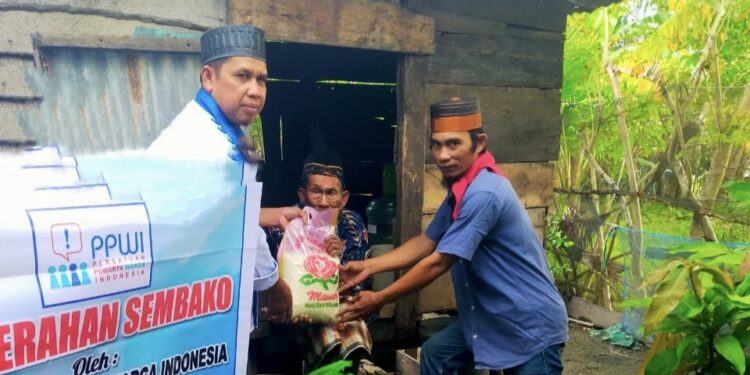 Bentuk Kepedulian, PPWI Pinrang Salurkan Sembako ke Kaum Dhuafa Dan Buka Puasa Bersama