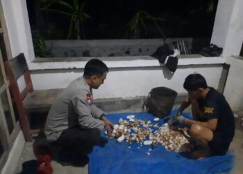 Polsek Tutar Polres Polman Laksanakan Patroli Dan Sambangi Warga di Malam Hari, Sampaikan Himbauan Kamtibmas Dan Menolak Aksi Premanisme