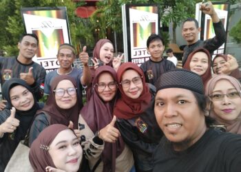 filter: 0; fileterIntensity: 0.0; filterMask: 0; module: p;
hw-remosaic: 0;
touch: (-1.0, -1.0);
modeInfo: Beauty ;
sceneMode: Auto;
cct_value: 0;
AI_Scene: (-1, -1);
aec_lux: 195.7917;
hist255: 0.0;
hist252~255: 0.0;
hist0~15: 0.0;