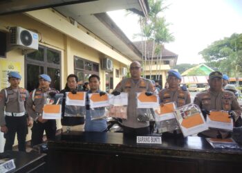 filter: 0; fileterIntensity: 0.0; filterMask: 0; module: j; 
hw-remosaic: 0; 
touch: (-1.0, -1.0); 
modeInfo: ; 
sceneMode: NightHDR; 
cct_value: 0; 
AI_Scene: (-1, -1); 
aec_lux: 176.55695; 
hist255: 0.0; 
hist252~255: 0.0; 
hist0~15: 0.0;