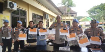 filter: 0; fileterIntensity: 0.0; filterMask: 0; module: j; 
hw-remosaic: 0; 
touch: (-1.0, -1.0); 
modeInfo: ; 
sceneMode: NightHDR; 
cct_value: 0; 
AI_Scene: (-1, -1); 
aec_lux: 176.55695; 
hist255: 0.0; 
hist252~255: 0.0; 
hist0~15: 0.0;