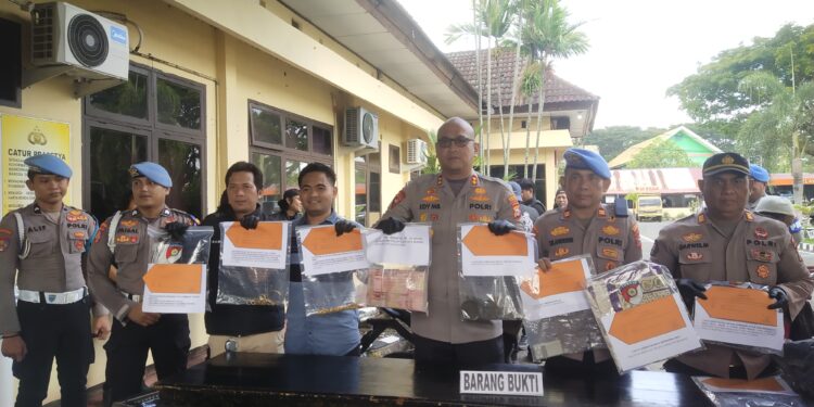 filter: 0; fileterIntensity: 0.0; filterMask: 0; module: j; 
hw-remosaic: 0; 
touch: (-1.0, -1.0); 
modeInfo: ; 
sceneMode: NightHDR; 
cct_value: 0; 
AI_Scene: (-1, -1); 
aec_lux: 176.55695; 
hist255: 0.0; 
hist252~255: 0.0; 
hist0~15: 0.0;